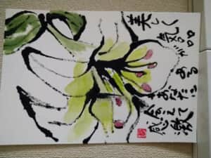 梅雨空に美しく咲くユリの花
